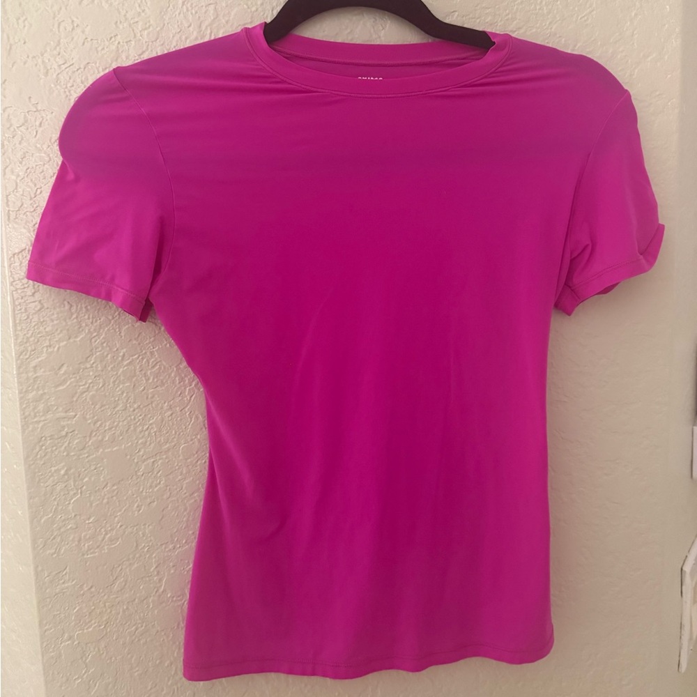 NWOT SKIMS Fuschia Short Sleeve Top